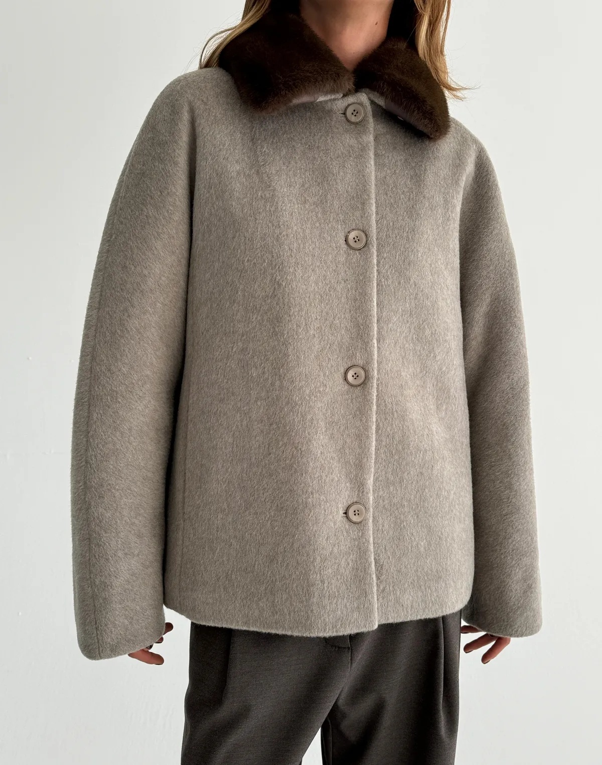 Вкорочене пальто зі 100% вовни на утепленні зі зйомним коміром з еко хутра, мокко - Фото 1