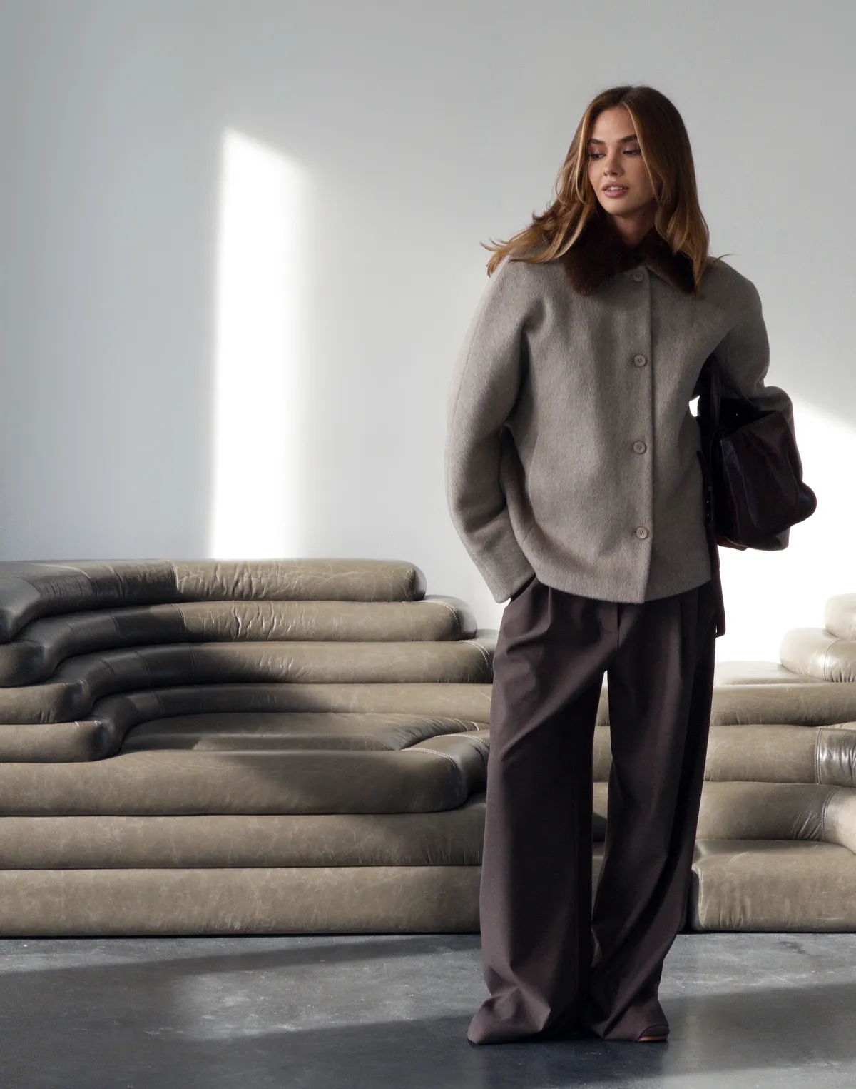 Вкорочене пальто зі 100% вовни на утепленні зі зйомним коміром з еко хутра, мокко - Фото 3