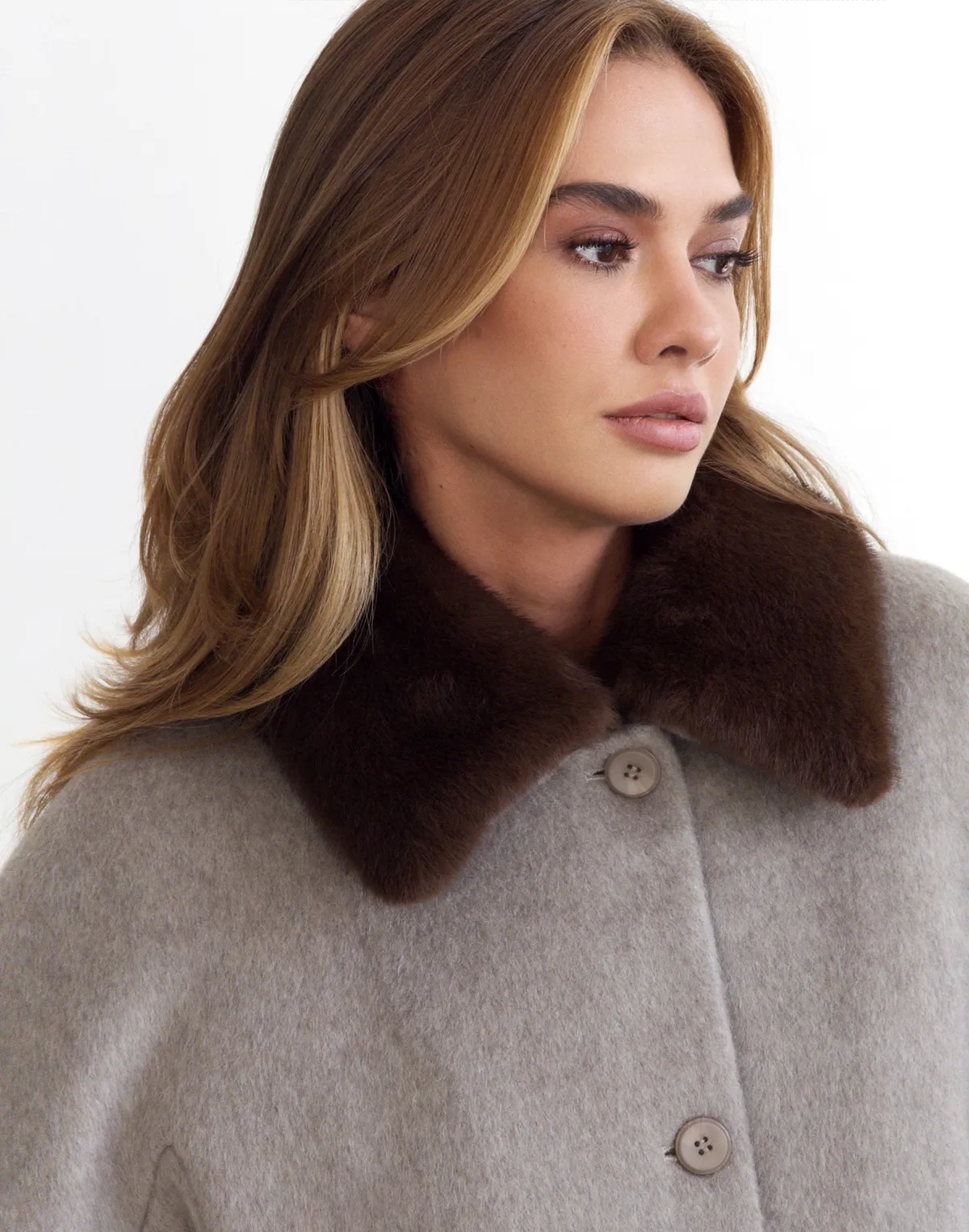 Вкорочене пальто зі 100% вовни на утепленні зі зйомним коміром з еко хутра, мокко - Фото 6