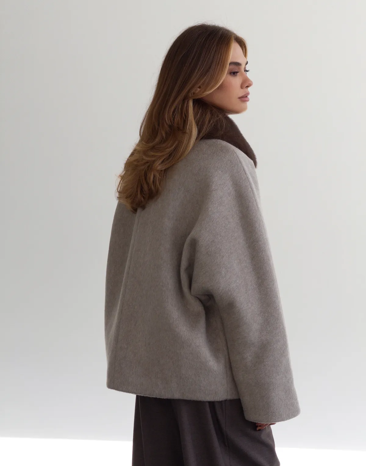 Вкорочене пальто зі 100% вовни на утепленні зі зйомним коміром з еко хутра, мокко - Фото 2