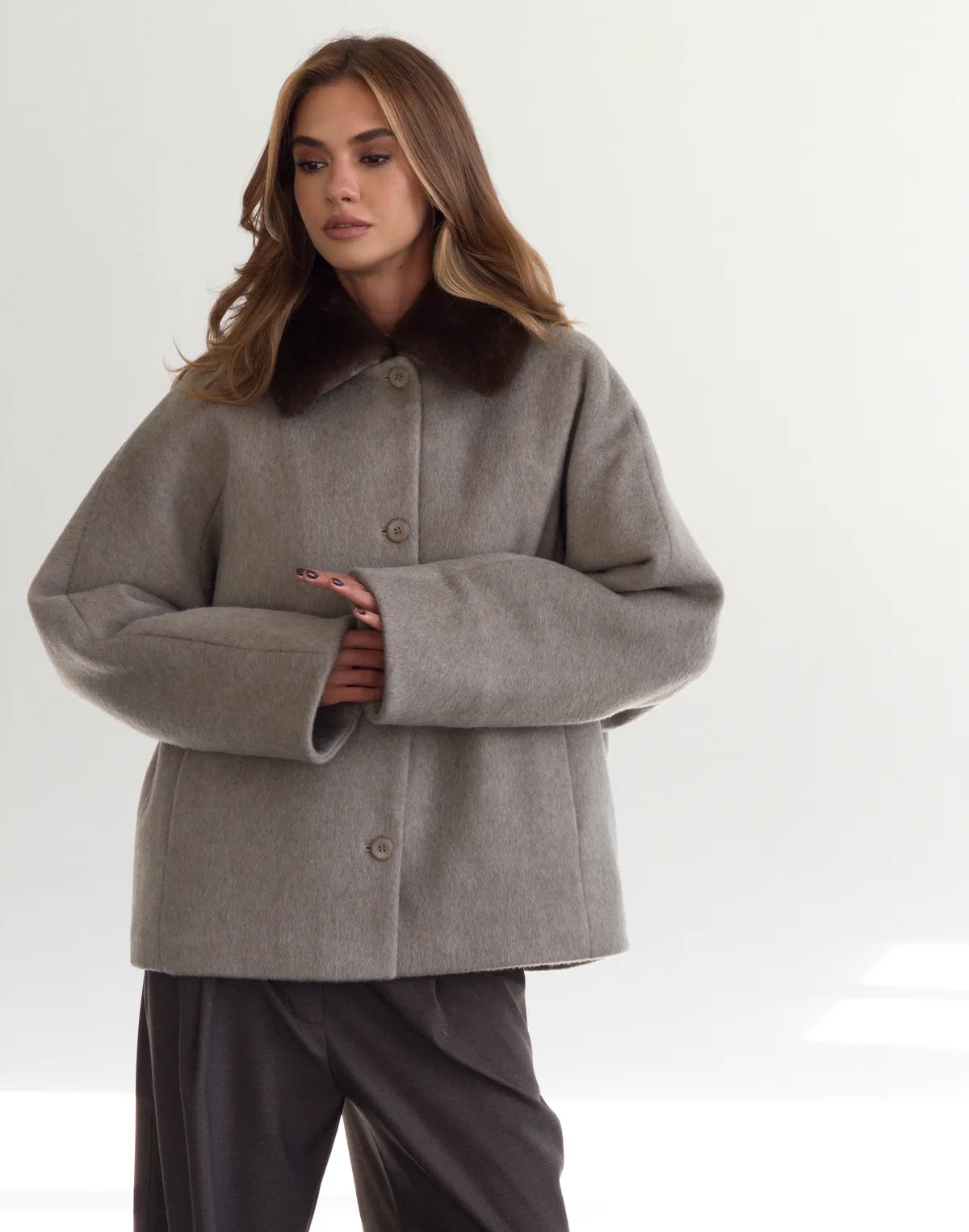 Вкорочене пальто зі 100% вовни на утепленні зі зйомним коміром з еко хутра, мокко - Фото 8