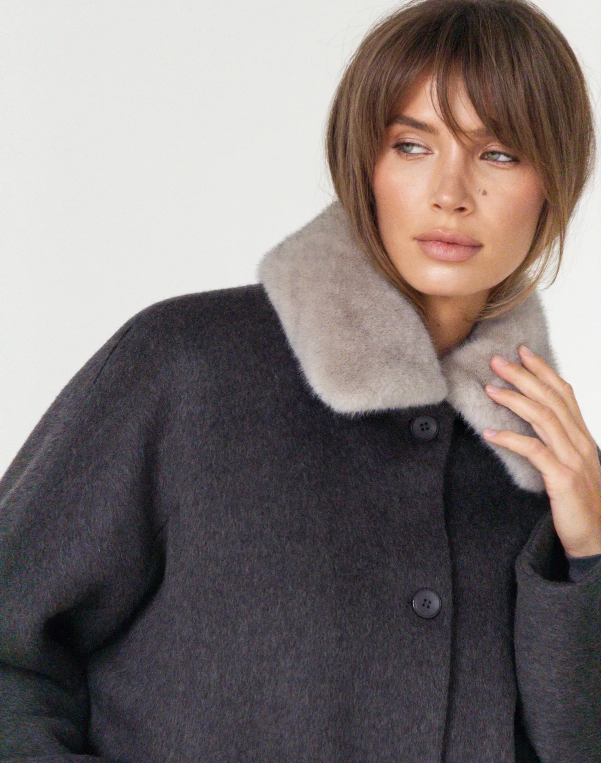 Вкорочене пальто зі 100% вовни на утепленні зі зйомним коміром з еко хутра, темно-сірий - Фото 8