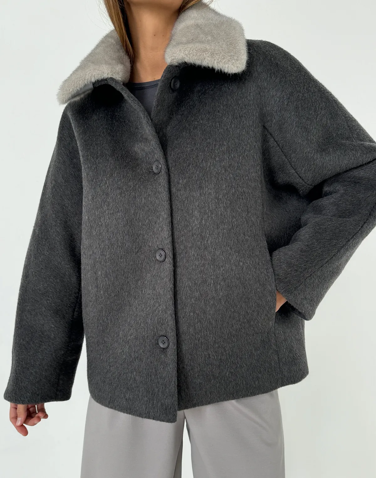 Вкорочене пальто зі 100% вовни на утепленні зі зйомним коміром з еко хутра, темно-сірий - Фото 1