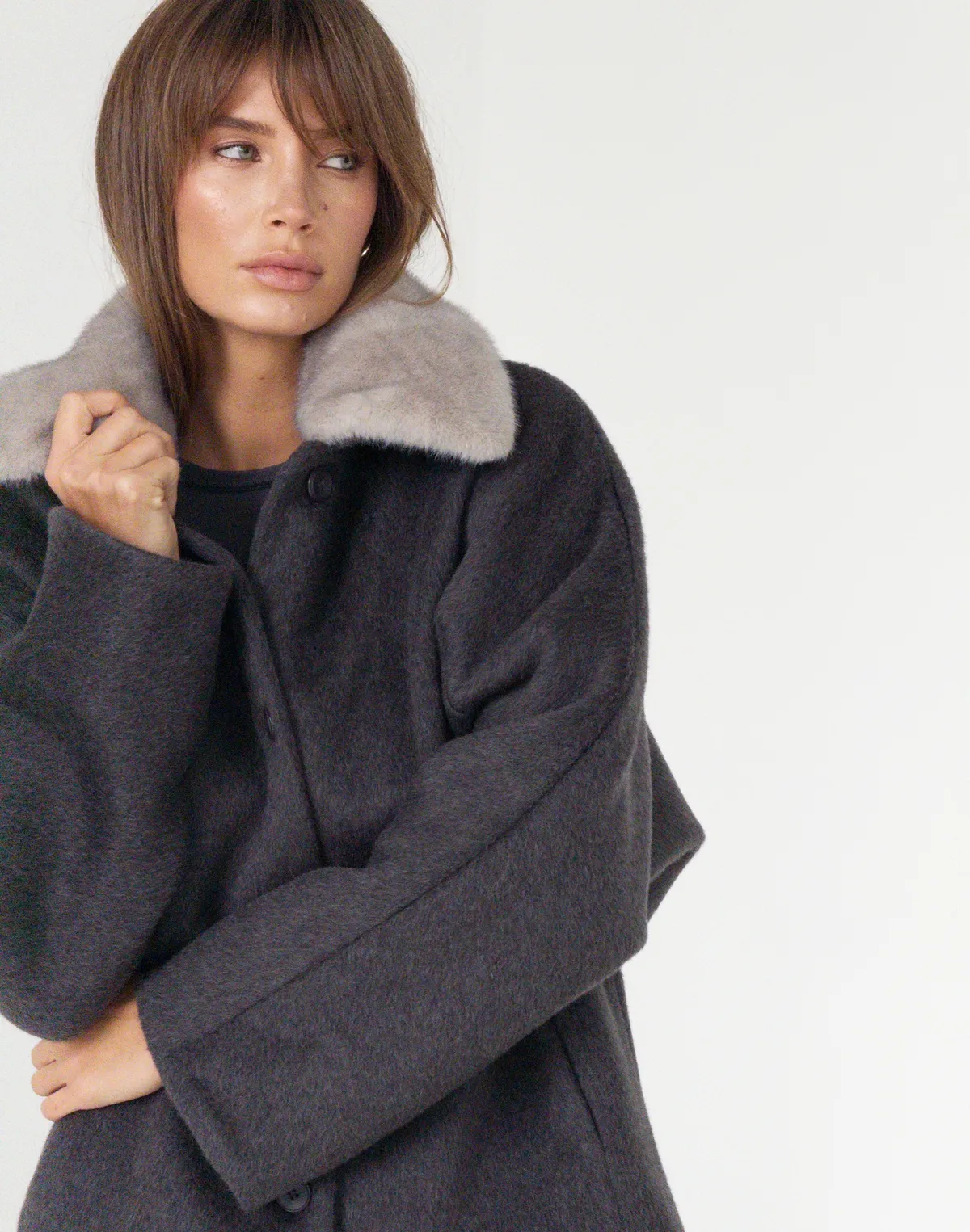 Вкорочене пальто зі 100% вовни на утепленні зі зйомним коміром з еко хутра, темно-сірий - Фото 4