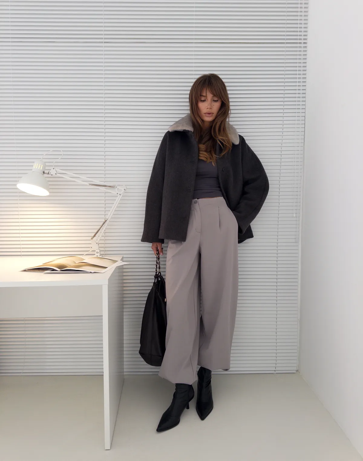 Вкорочене пальто зі 100% вовни на утепленні зі зйомним коміром з еко хутра, темно-сірий - Фото 7