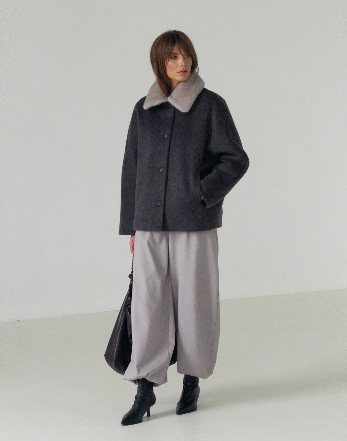 Вкорочене пальто зі 100% вовни на утепленні зі зйомним коміром з еко хутра, темно-сірий - Фото 3