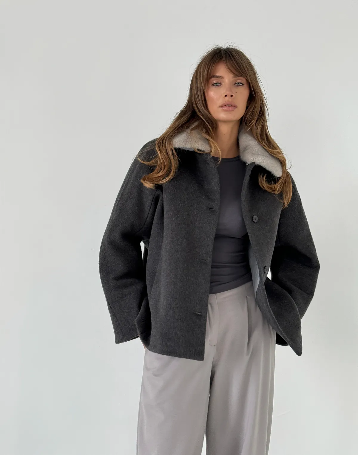 Вкорочене пальто зі 100% вовни на утепленні зі зйомним коміром з еко хутра, темно-сірий - Фото 6