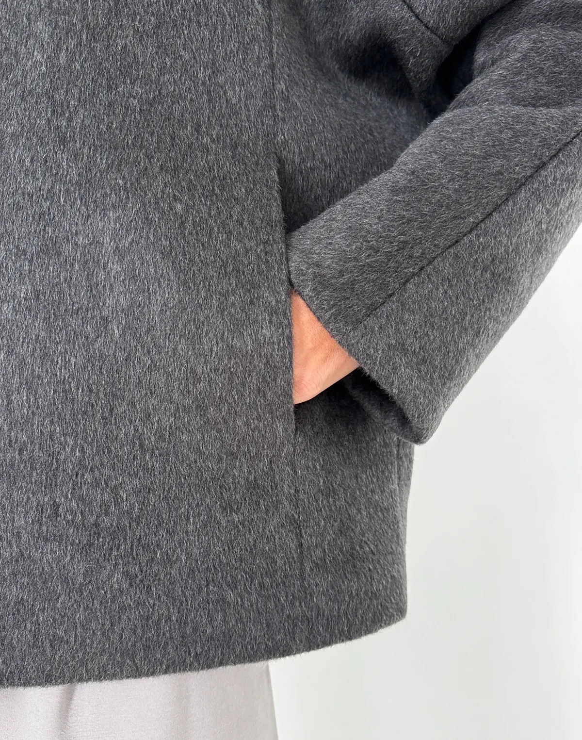 Вкорочене пальто зі 100% вовни на утепленні зі зйомним коміром з еко хутра, темно-сірий - Фото 5