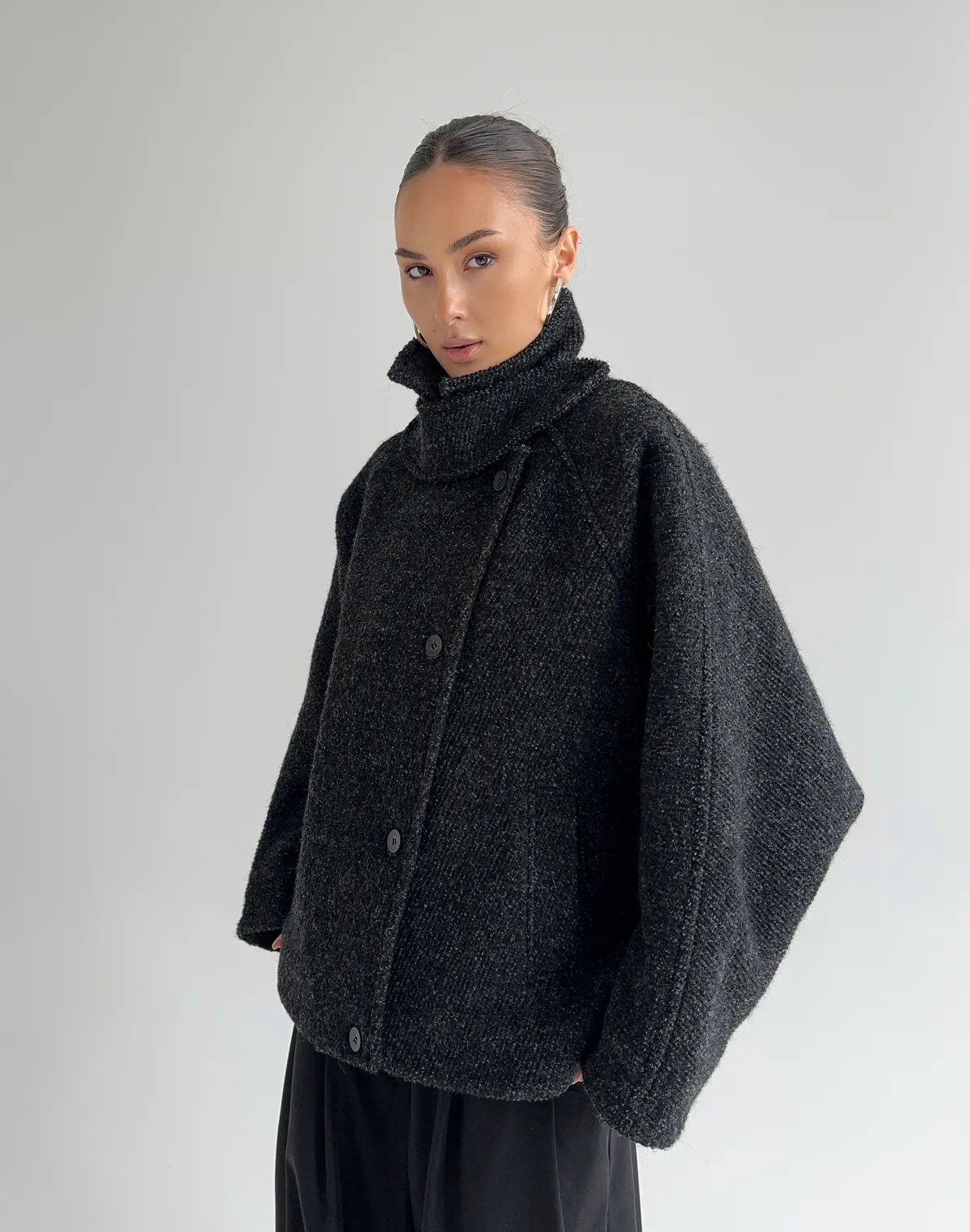 Вкорочене пальто з коміром-стійкою з утепленням з текстурованої тканини, чорне - Фото 7