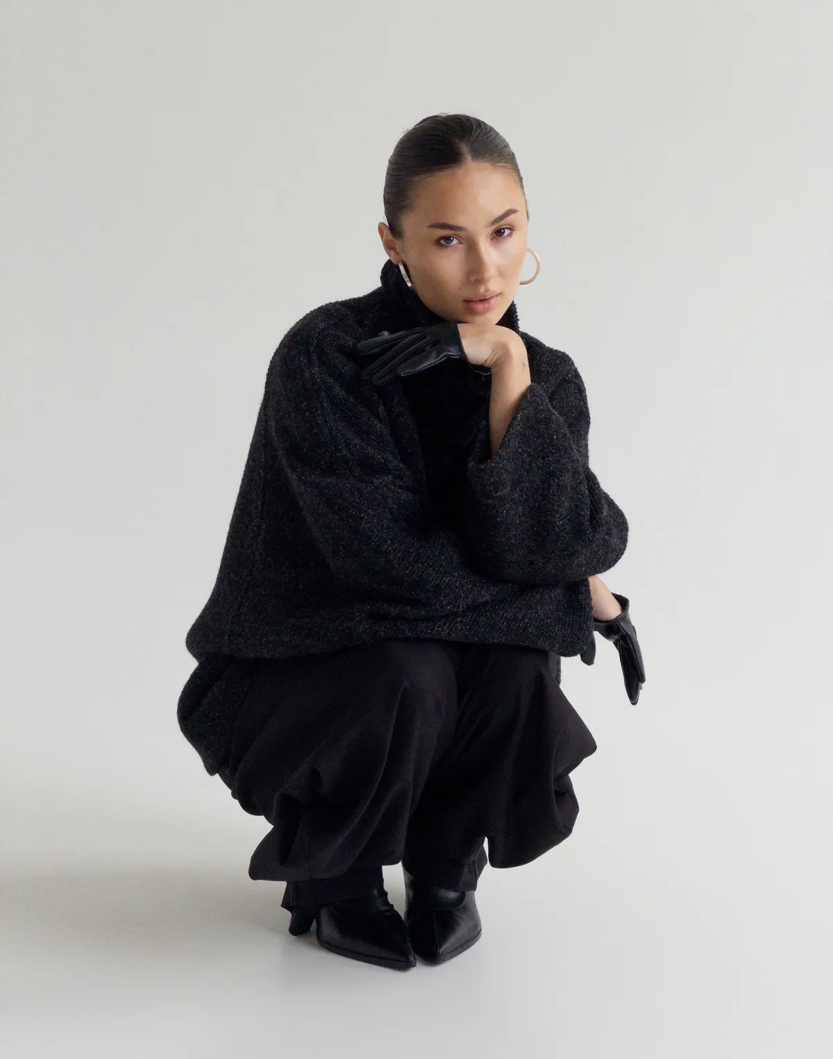 Вкорочене пальто з коміром-стійкою з утепленням з текстурованої тканини, чорне - Фото 6