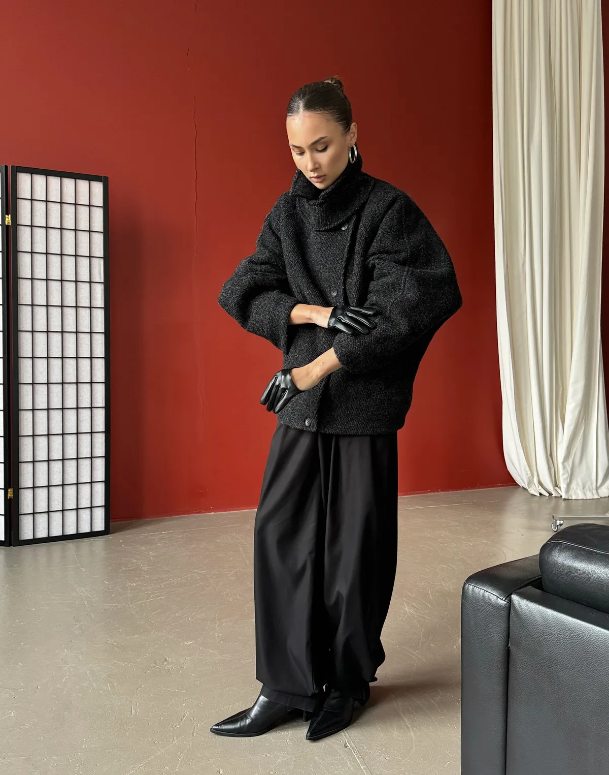 Вкорочене пальто з коміром-стійкою з утепленням з текстурованої тканини, чорне - Фото 3