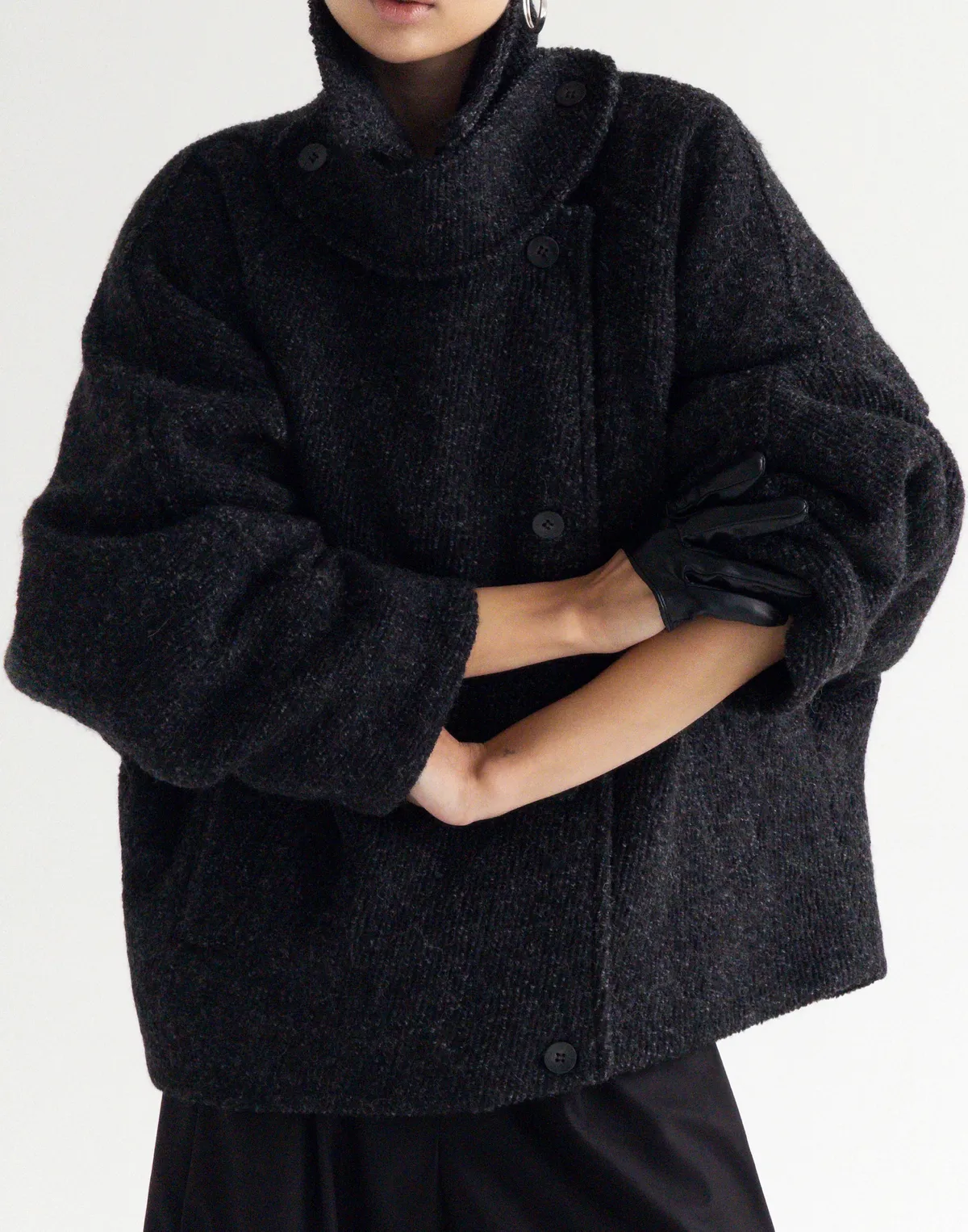 Вкорочене пальто з коміром-стійкою з утепленням з текстурованої тканини, чорне - Фото 1