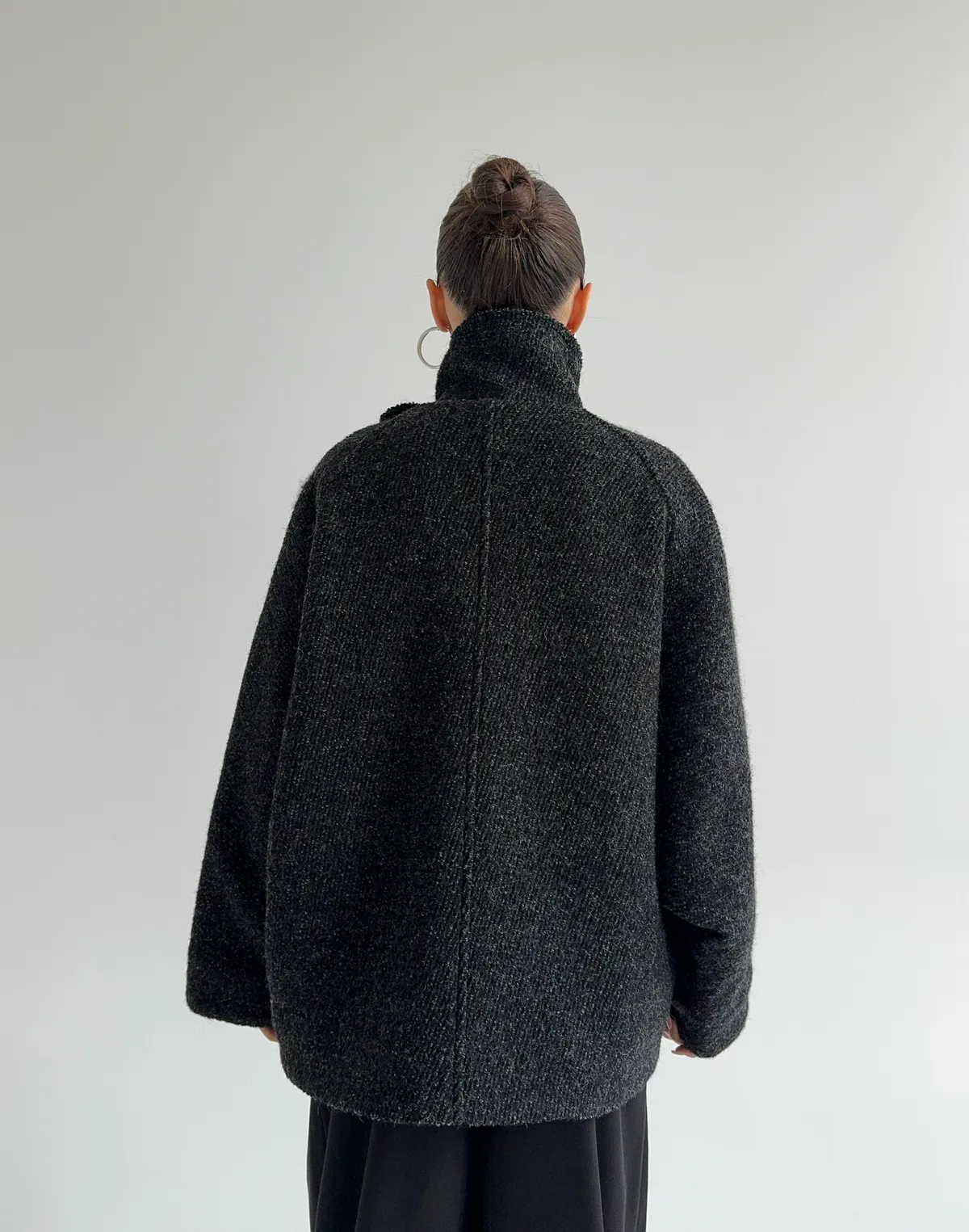 Вкорочене пальто з коміром-стійкою з утепленням з текстурованої тканини, чорне - Фото 2