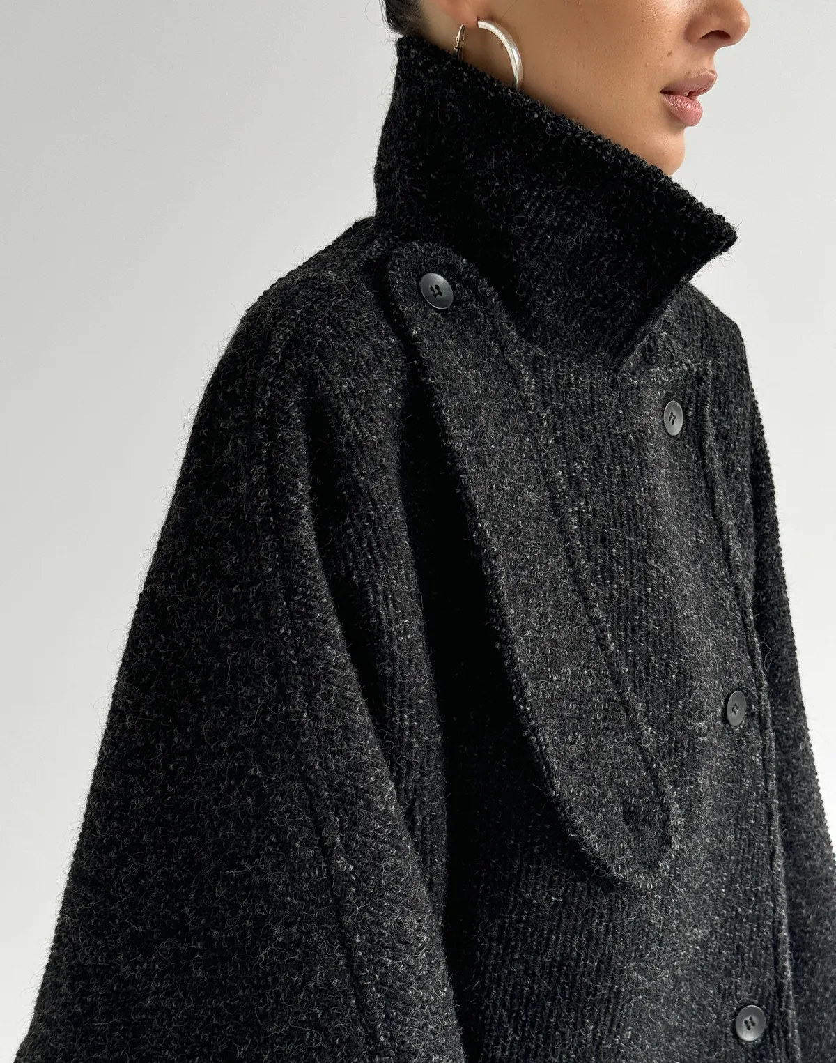 Вкорочене пальто з коміром-стійкою з утепленням з текстурованої тканини, чорне - Фото 5