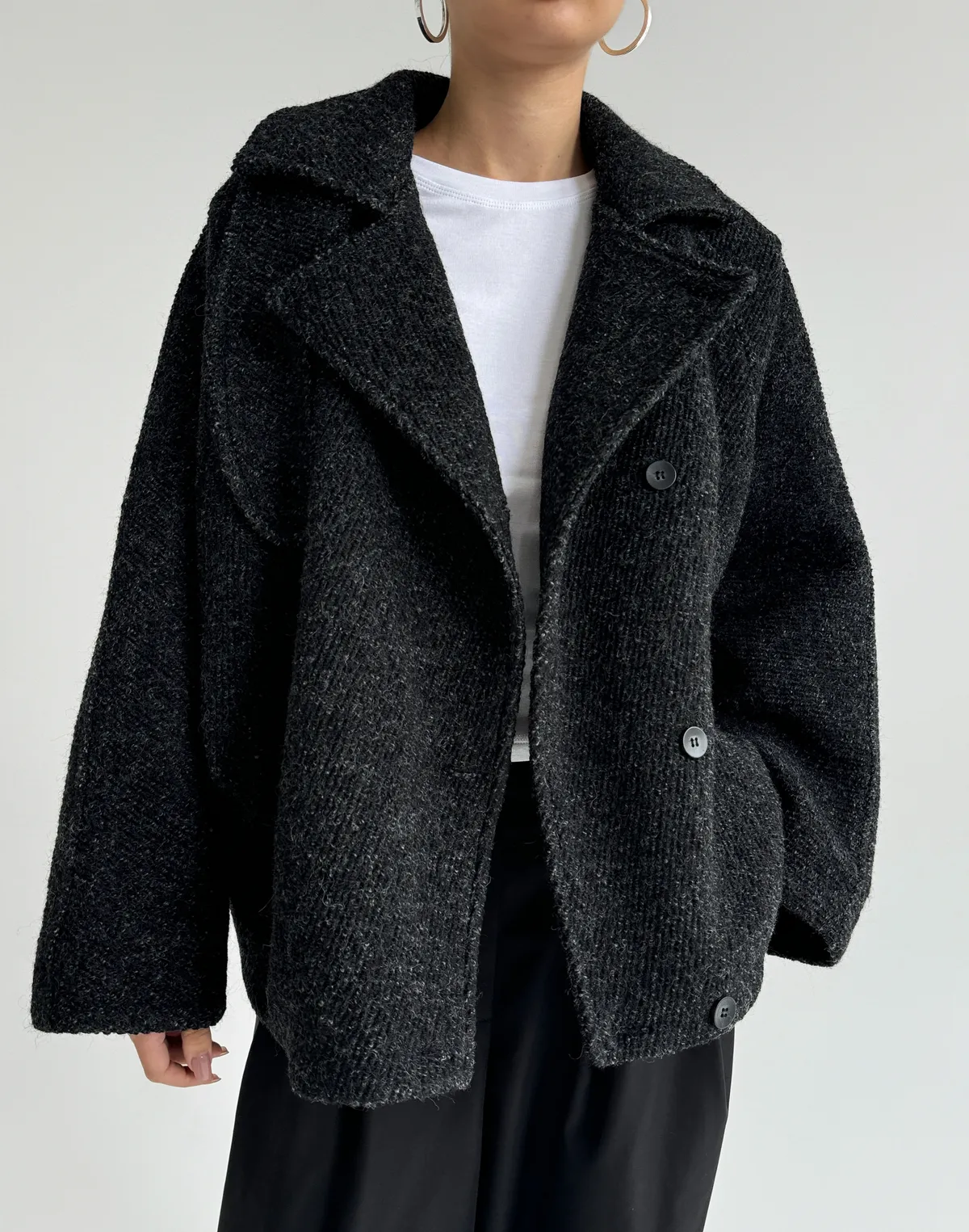 Вкорочене пальто з коміром-стійкою з утепленням з текстурованої тканини, чорне - Фото 4