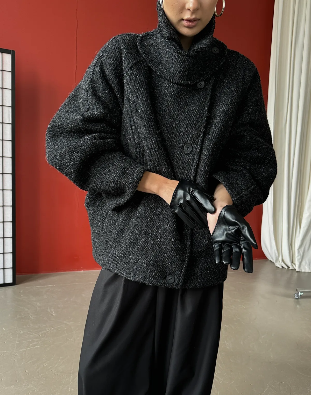 Вкорочене пальто з коміром-стійкою з утепленням з текстурованої тканини, чорне - Фото 8