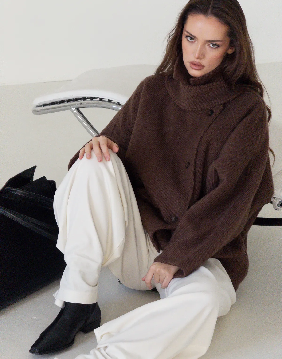 Вкорочене пальто з коміром-стійкою з утепленням з текстурованої тканини, шоколадне - Фото 8