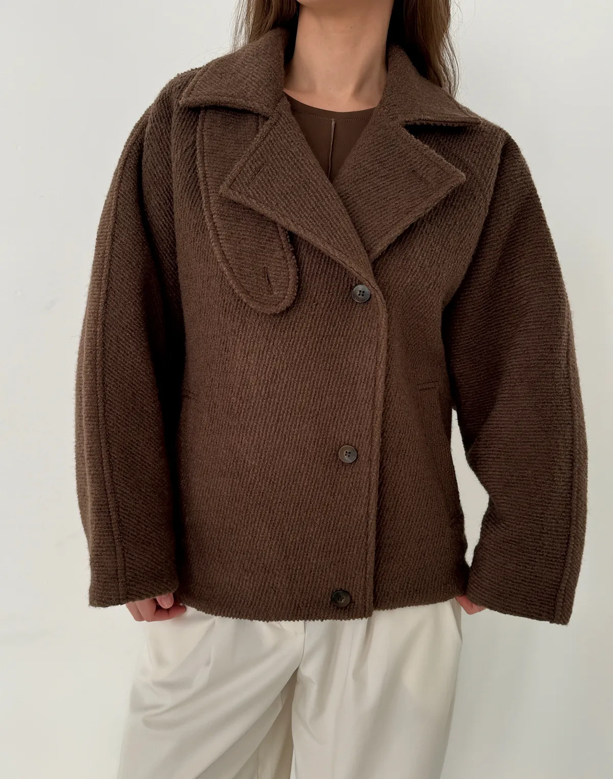 Вкорочене пальто з коміром-стійкою з утепленням з текстурованої тканини, шоколадне - Фото 1