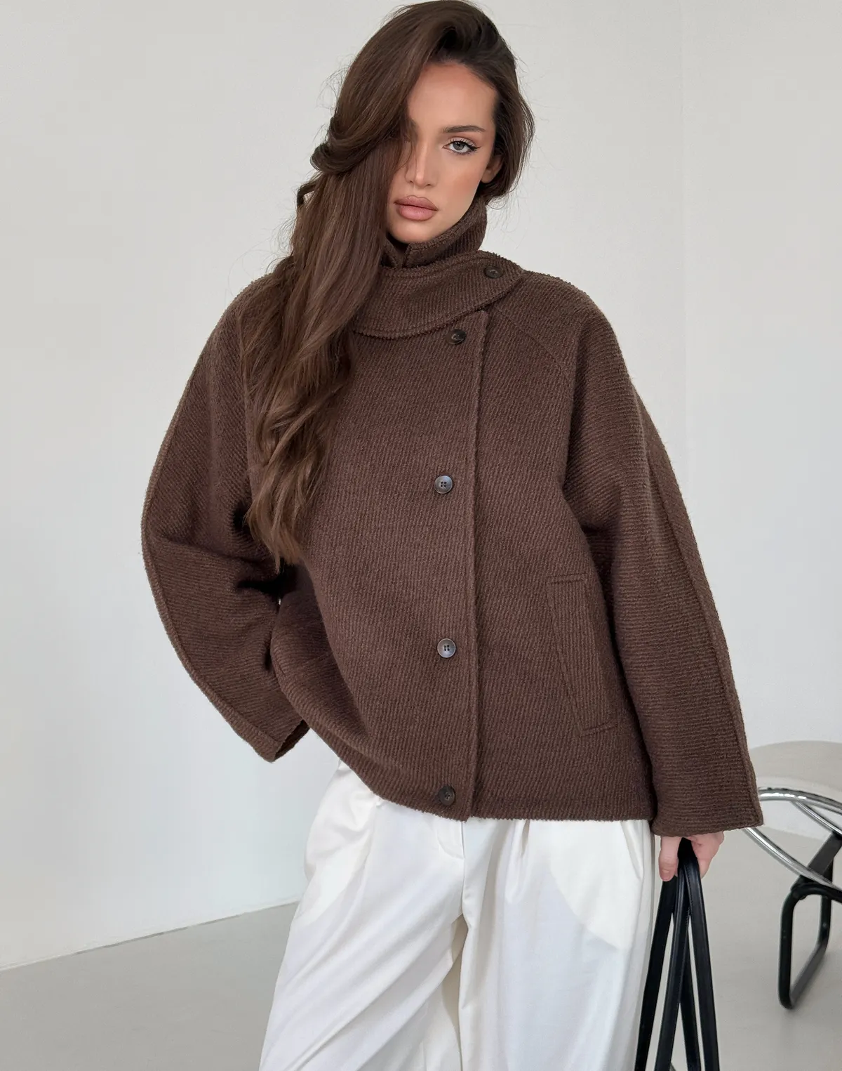 Вкорочене пальто з коміром-стійкою з утепленням з текстурованої тканини, шоколадне - Фото 7