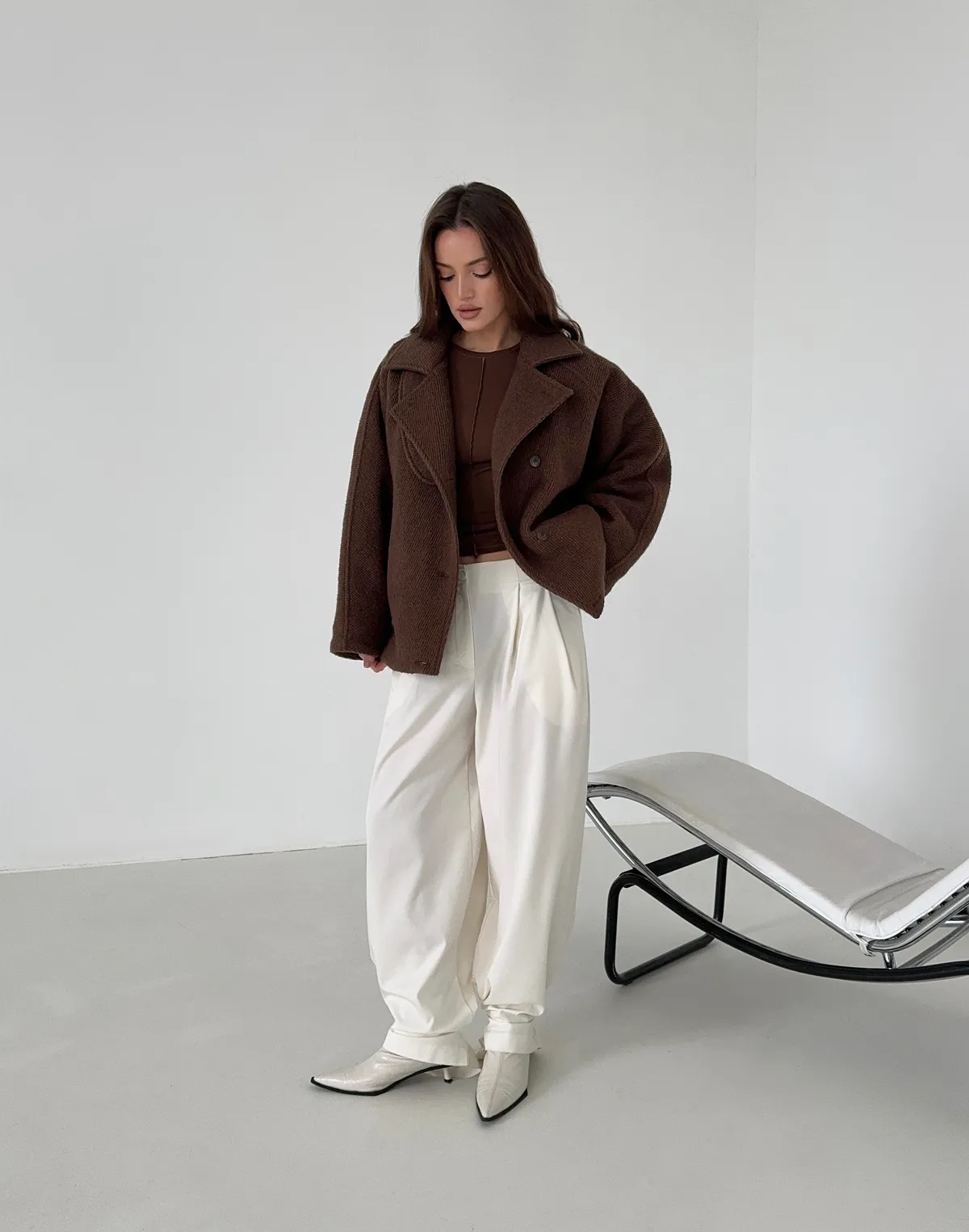 Вкорочене пальто з коміром-стійкою з утепленням з текстурованої тканини, шоколадне - Фото 4