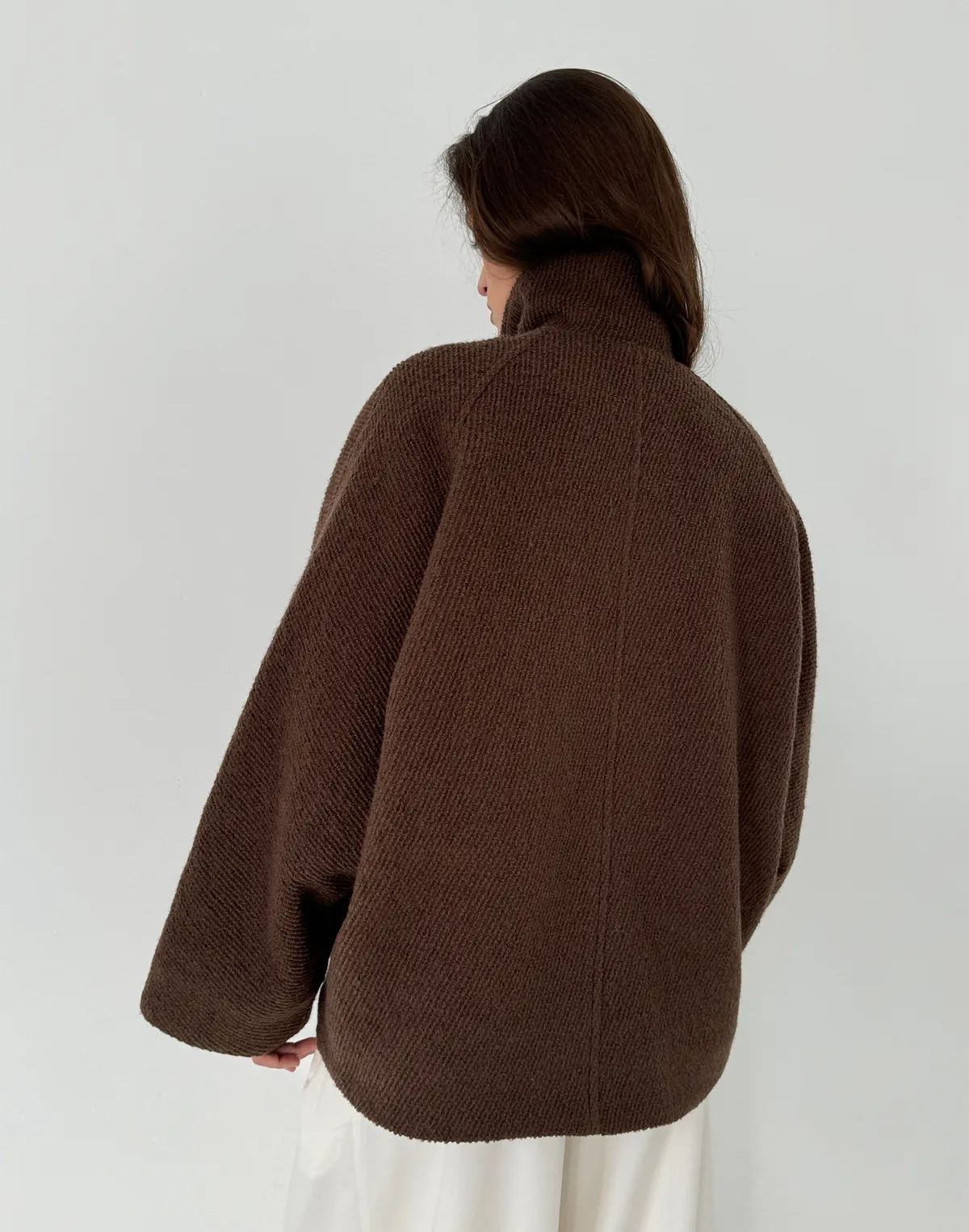 Вкорочене пальто з коміром-стійкою з утепленням з текстурованої тканини, шоколадне - Фото 2