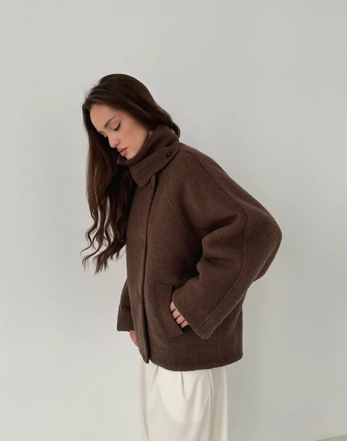 Вкорочене пальто з коміром-стійкою з утепленням з текстурованої тканини, шоколадне - Фото 6