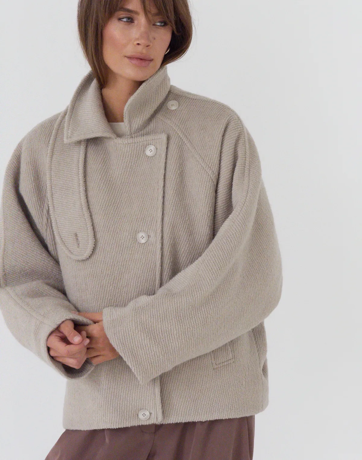 Вкорочене пальто з коміром-стійкою з утепленням з текстурованої тканини, мокко - Фото 6