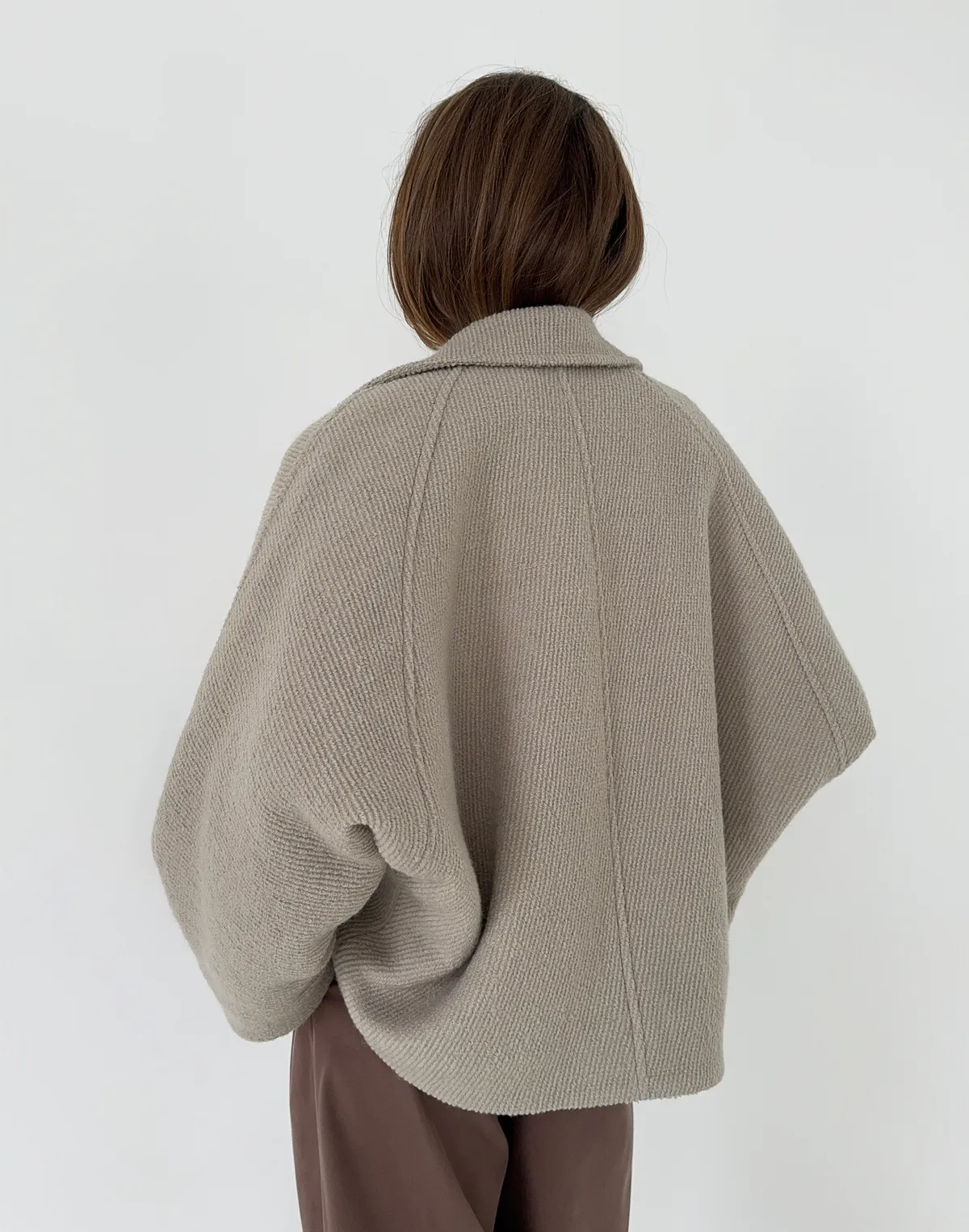 Вкорочене пальто з коміром-стійкою з утепленням з текстурованої тканини, мокко - Фото 2