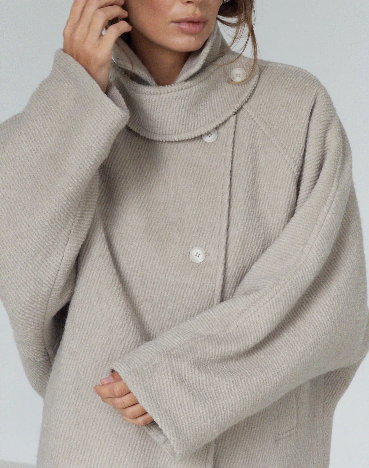 Вкорочене пальто з коміром-стійкою з утепленням з текстурованої тканини, мокко - Фото 5