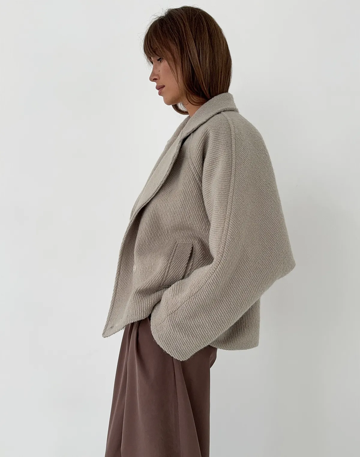 Вкорочене пальто з коміром-стійкою з утепленням з текстурованої тканини, мокко - Фото 8