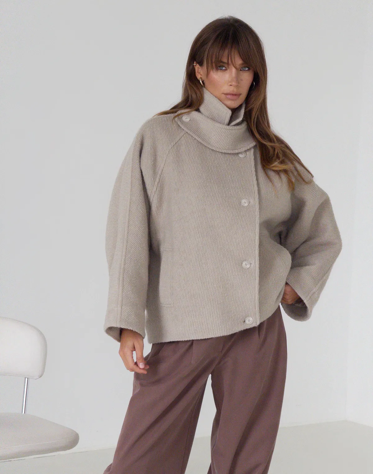 Вкорочене пальто з коміром-стійкою з утепленням з текстурованої тканини, мокко - Фото 7