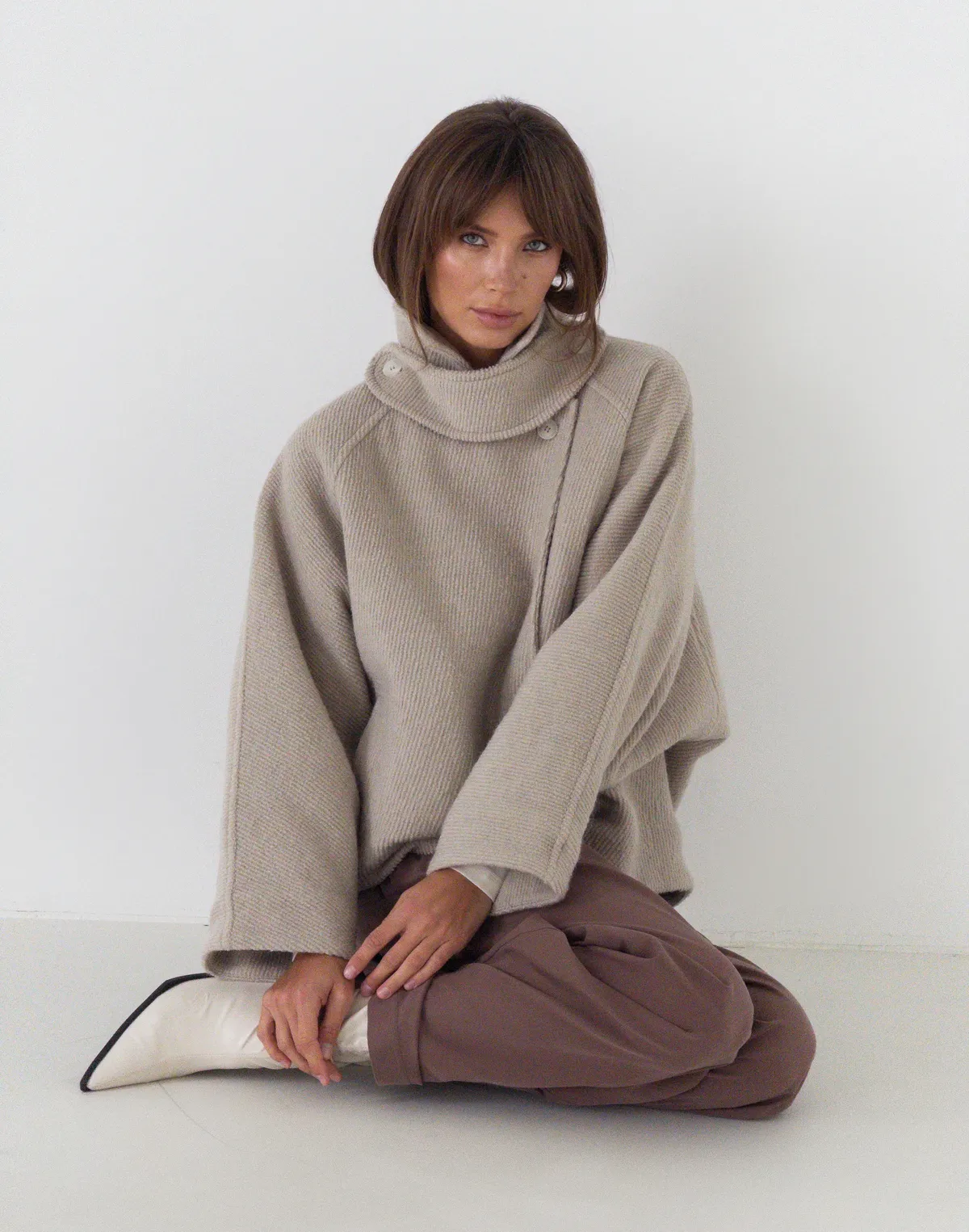 Вкорочене пальто з коміром-стійкою з утепленням з текстурованої тканини, мокко - Фото 4