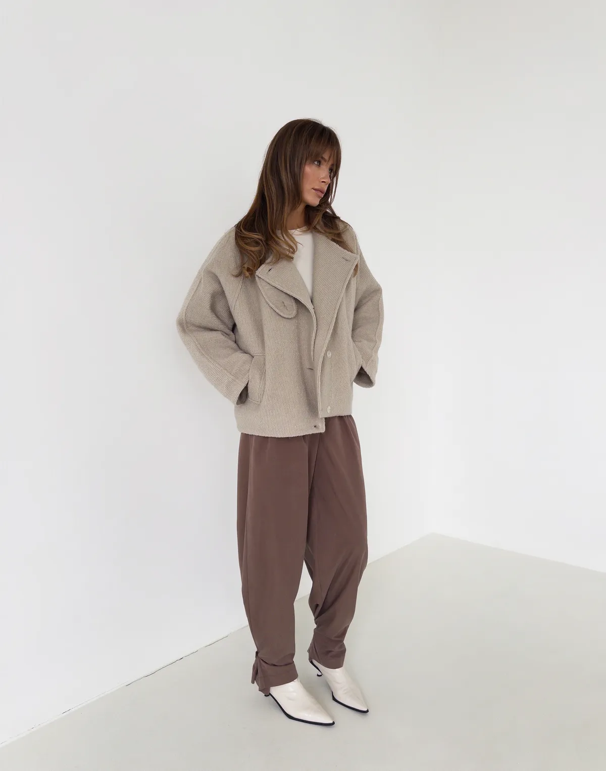 Вкорочене пальто з коміром-стійкою з утепленням з текстурованої тканини, мокко - Фото 3