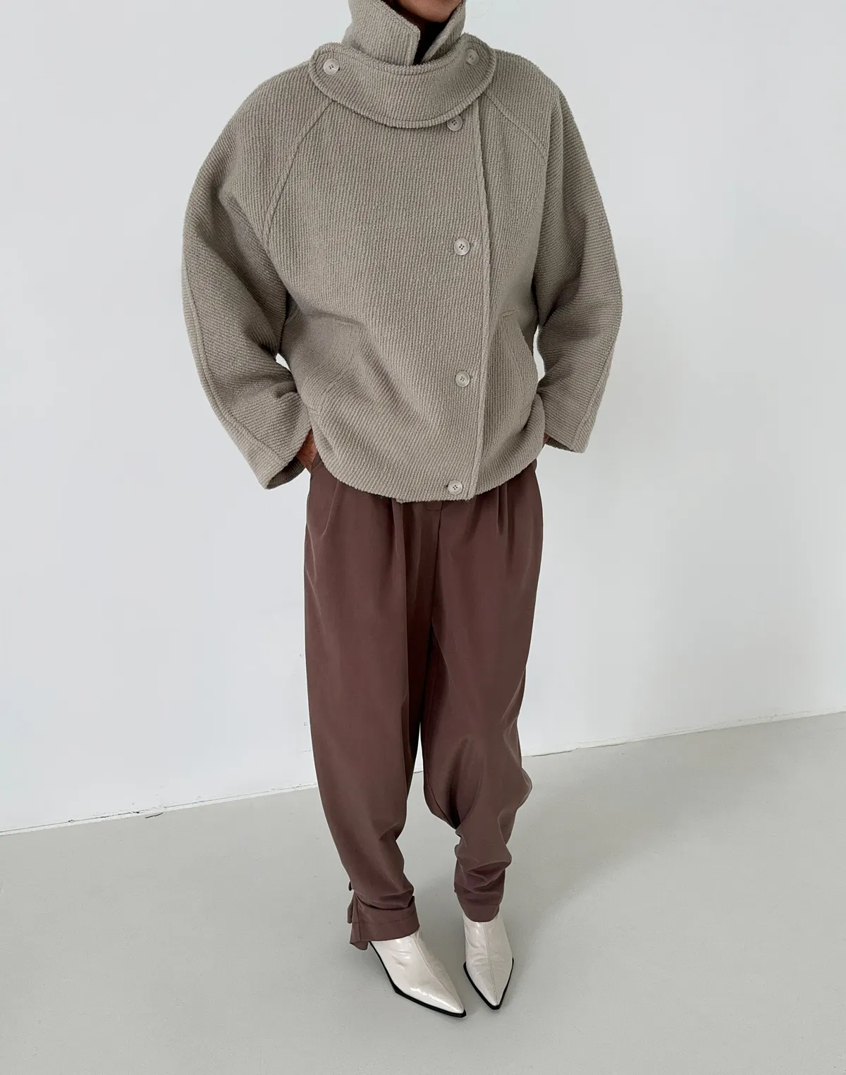 Вкорочене пальто з коміром-стійкою з утепленням з текстурованої тканини, мокко - Фото 1