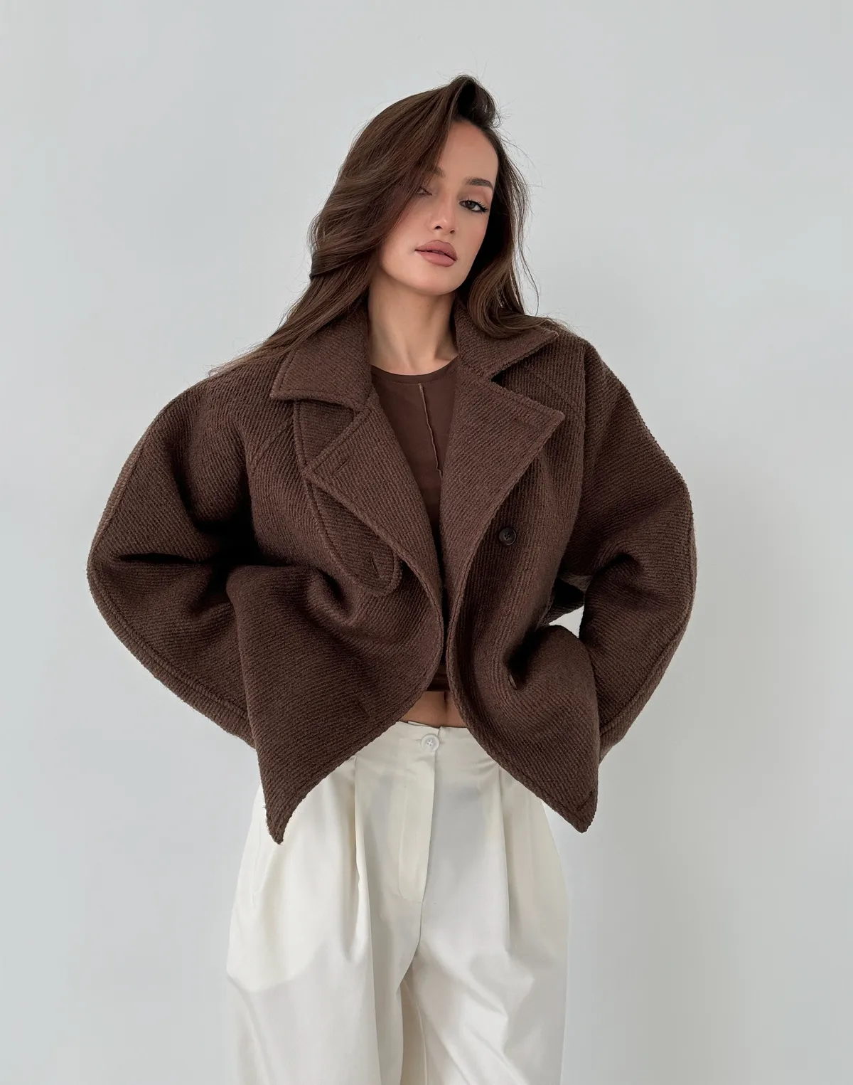 Вкорочене пальто з коміром-стійкою з утепленням з текстурованої тканини, шоколадне - Фото 3