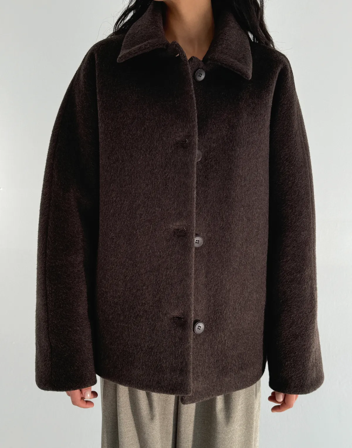 Вкорочене пальто зі 100% вовни на утепленні зі зйомним коміром з еко хутра, шоколад - Фото 6