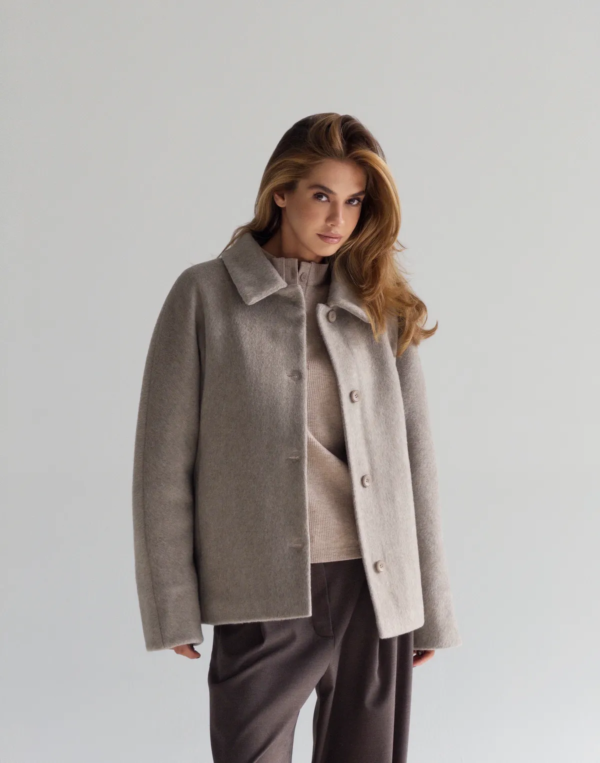 Вкорочене пальто зі 100% вовни на утепленні зі зйомним коміром з еко хутра, мокко - Фото 5