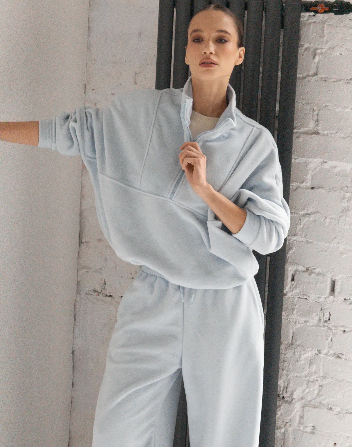 Світшот з декоративними швами флісовий, холодний блакитний - Фото 4