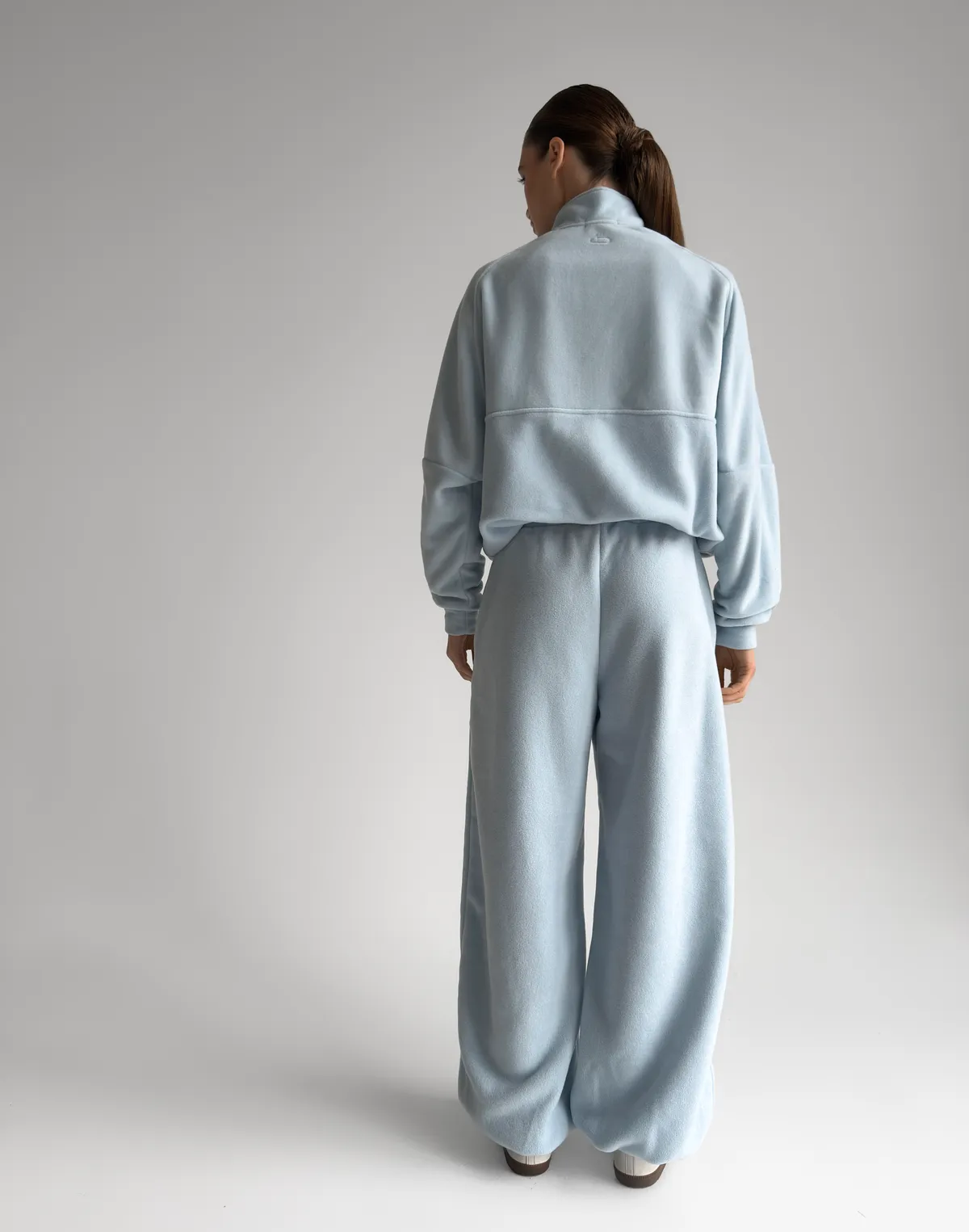 Комплект зимовий флісовий світшот з декоративними швами та джогери оверсайз, холодний блакитний - Фото 2