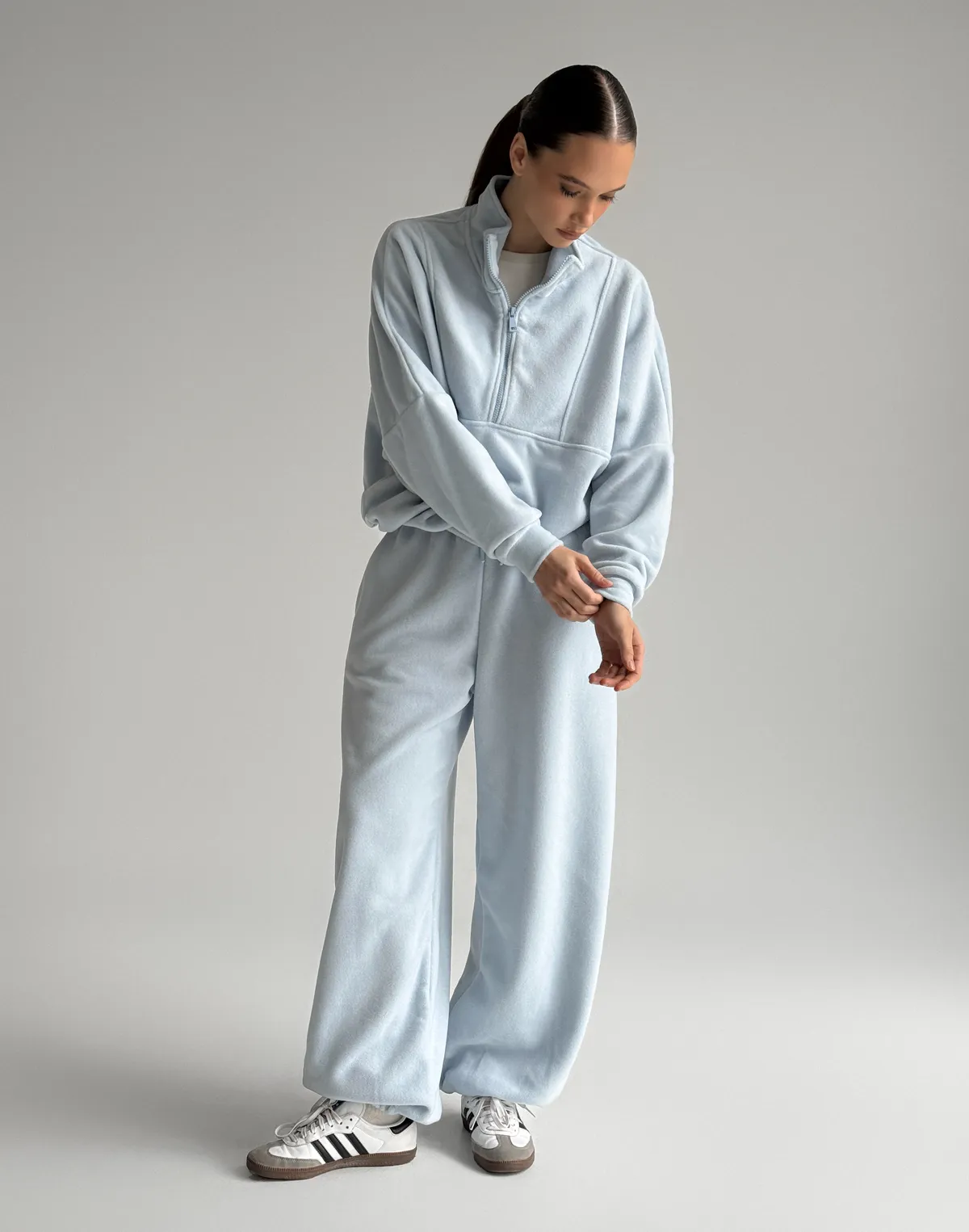 Комплект зимовий флісовий світшот з декоративними швами та джогери оверсайз, холодний блакитний - Фото 6