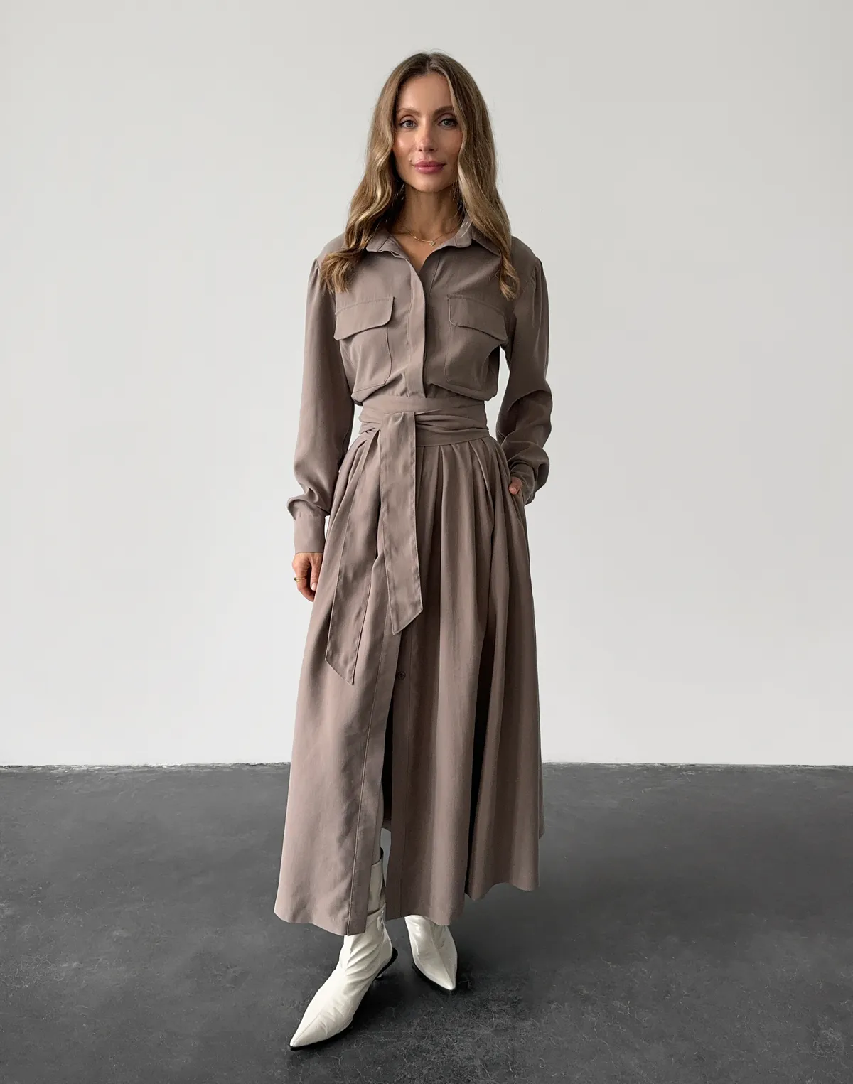 Сукня максі осіння з поясом, кавова - Фото 1