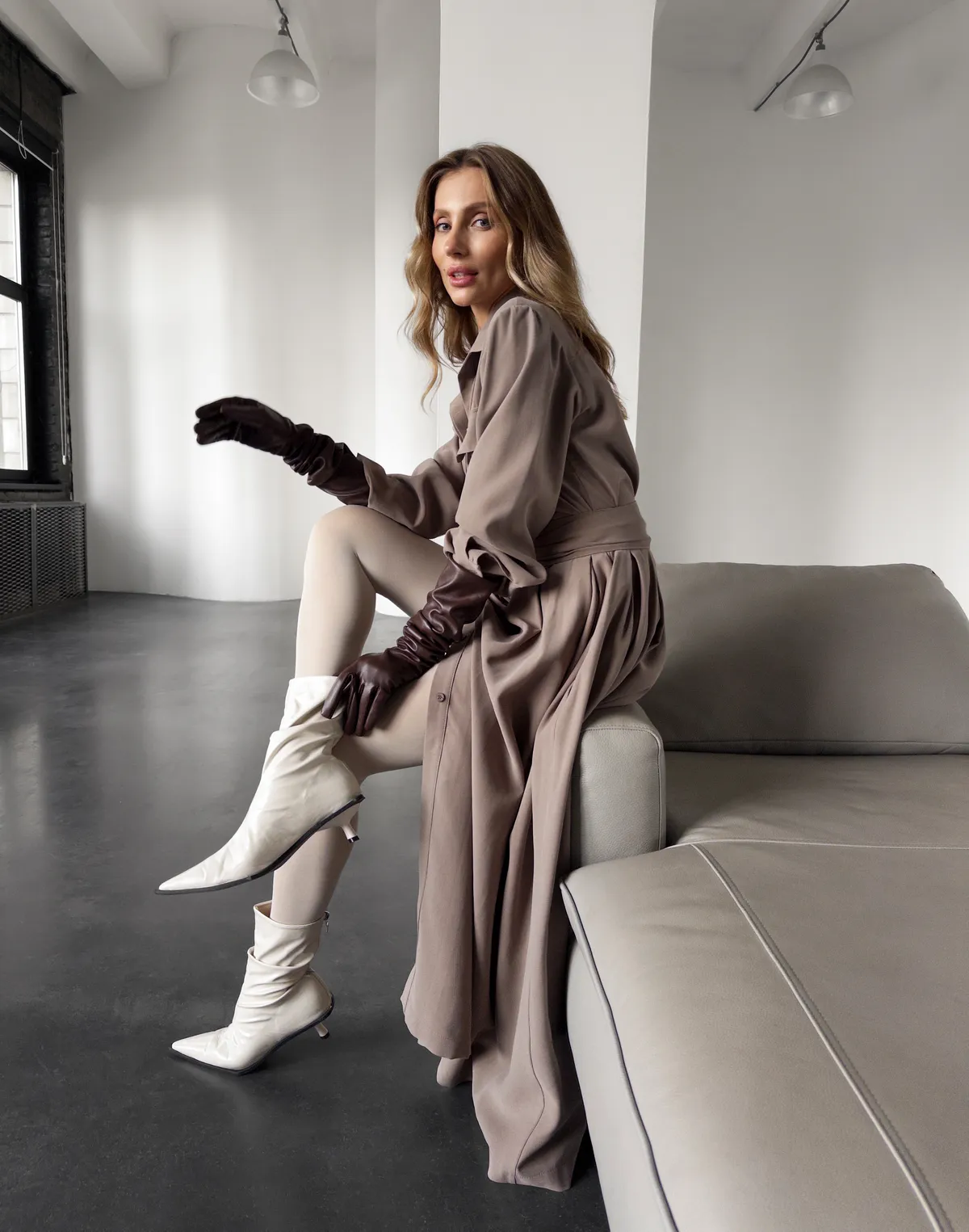 Сукня максі осіння з поясом, кавова - Фото 8