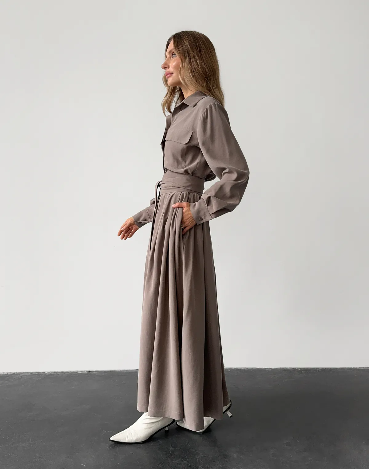 Сукня максі осіння з поясом, кавова - Фото 6