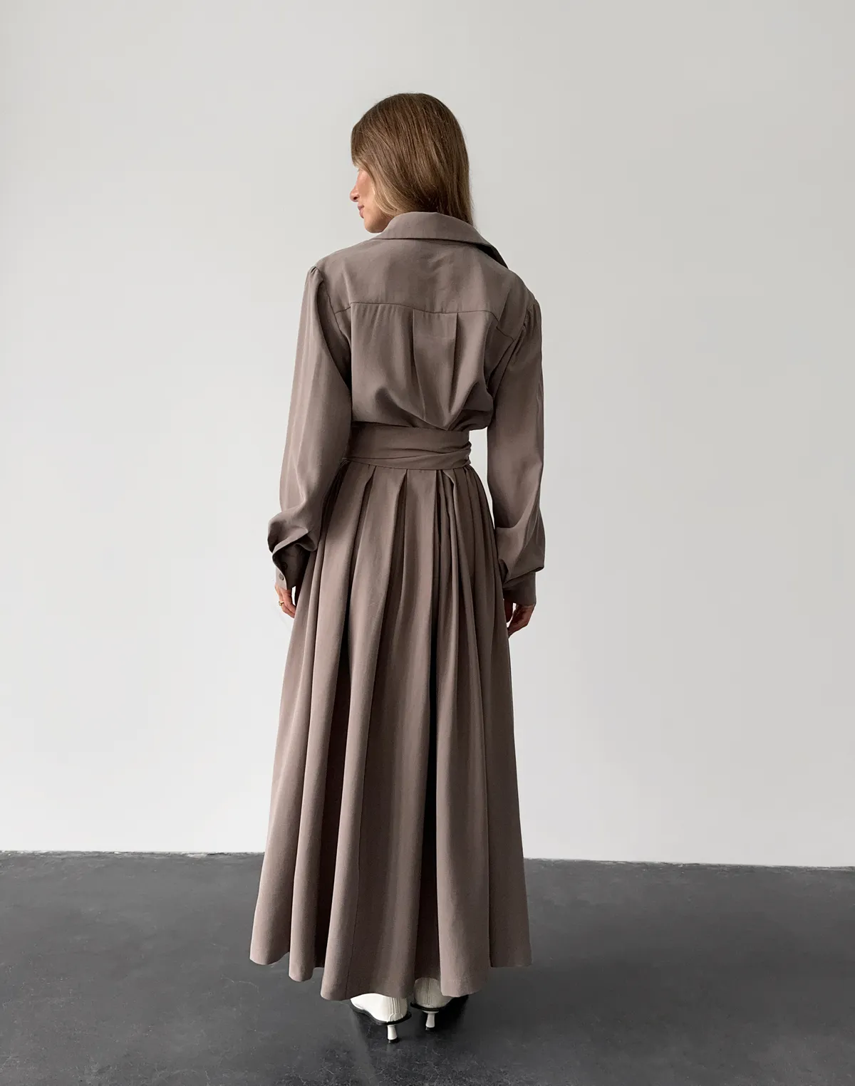 Сукня максі осіння з поясом, кавова - Фото 2