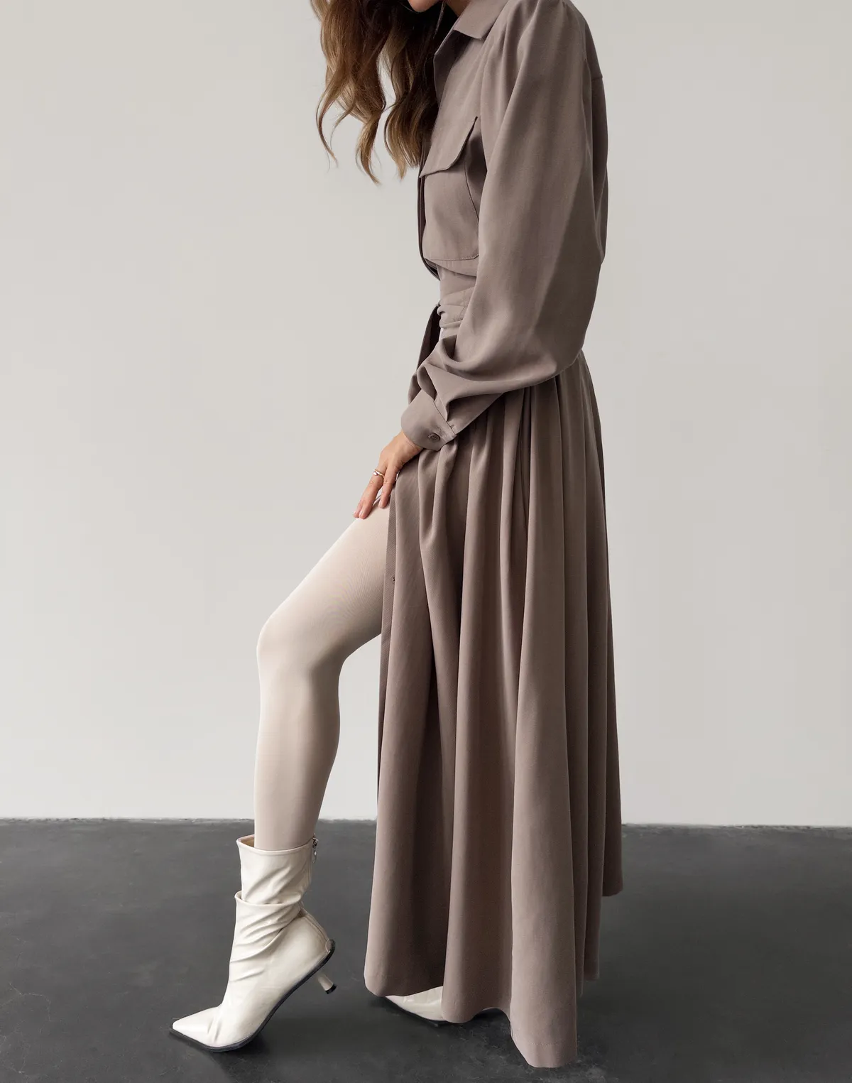 Сукня максі осіння з поясом, кавова - Фото 5