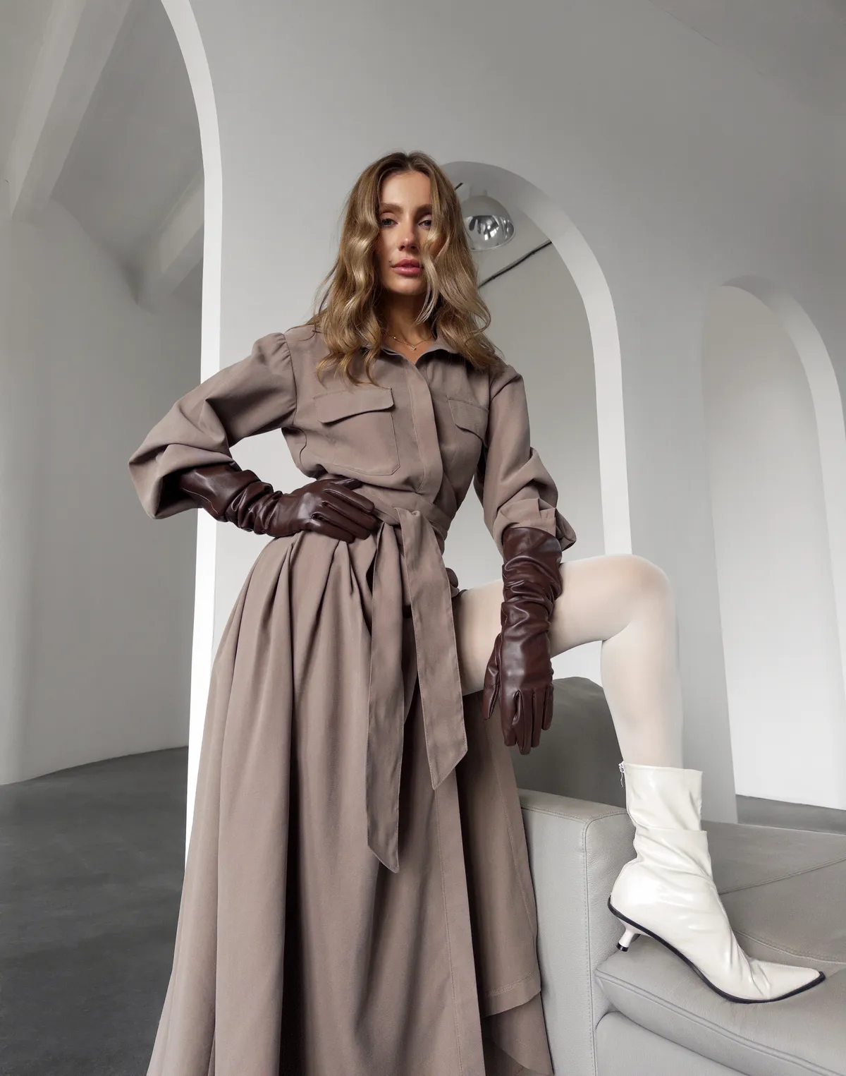 Сукня максі осіння з поясом, кавова - Фото 4