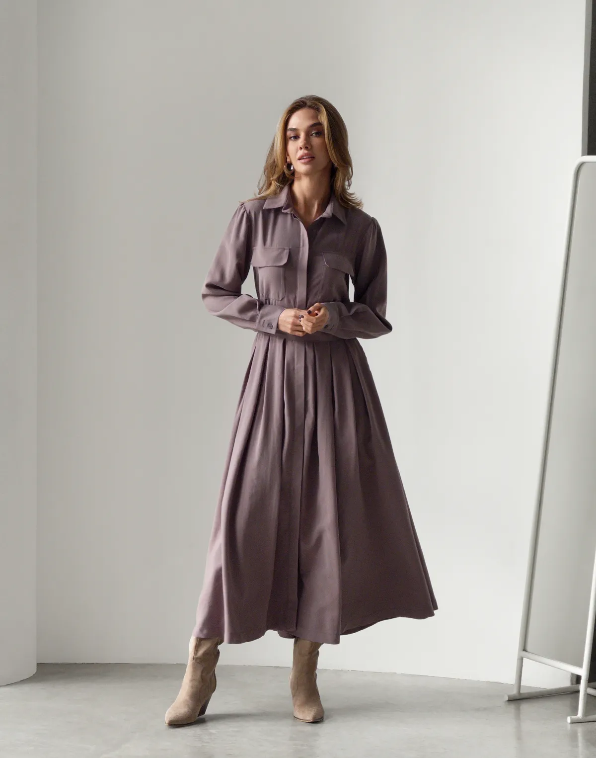 Сукня максі осіння з поясом, капучіно - Фото 1