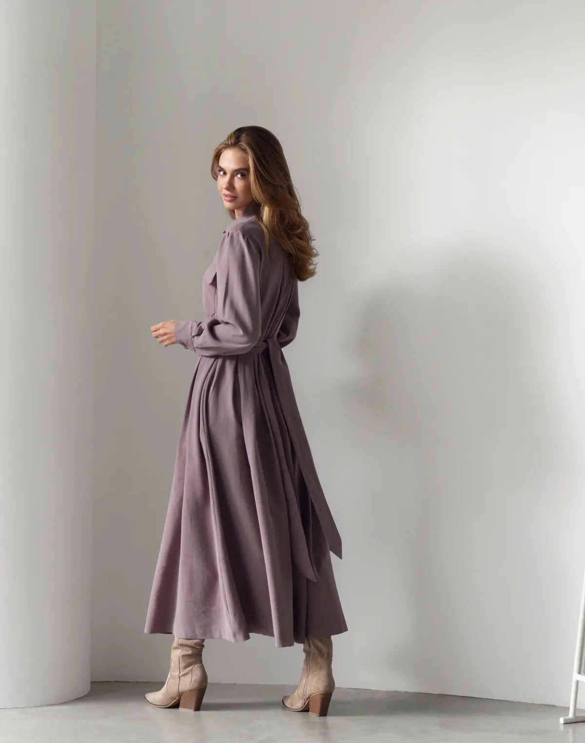 Сукня максі осіння з поясом, капучіно - Фото 2