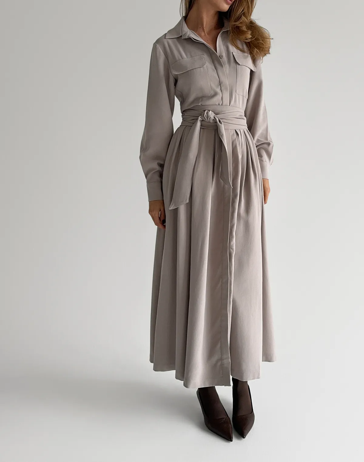 Сукня максі осіння з поясом, димчата - Фото 1