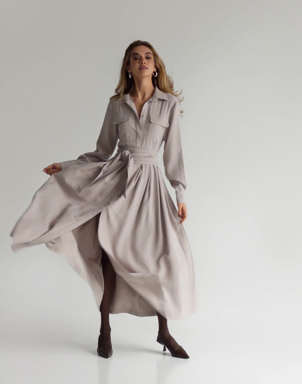 Сукня максі осіння з поясом, димчата - Фото 6